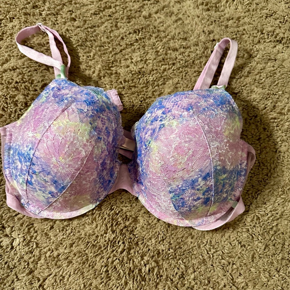 ***Victoria Secret*** Lined Demi bra worn only one time size 40D.